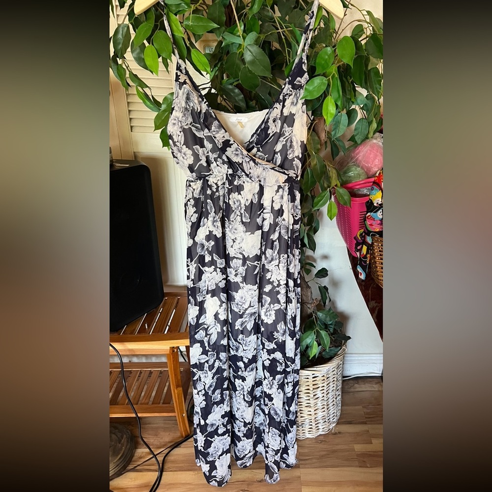 Soprano Black and White Ruched Maxi Dress V-Neck